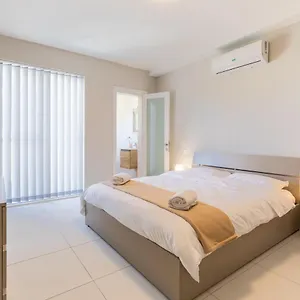 New & Located 3 Double Bedroom - Close To Amenities Appartamento